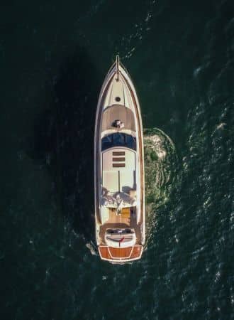 Chef privé préparant un plat gastronomique sur un yacht